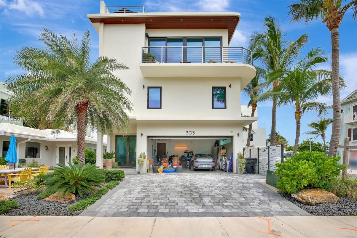 Exterior, Facade, Modern