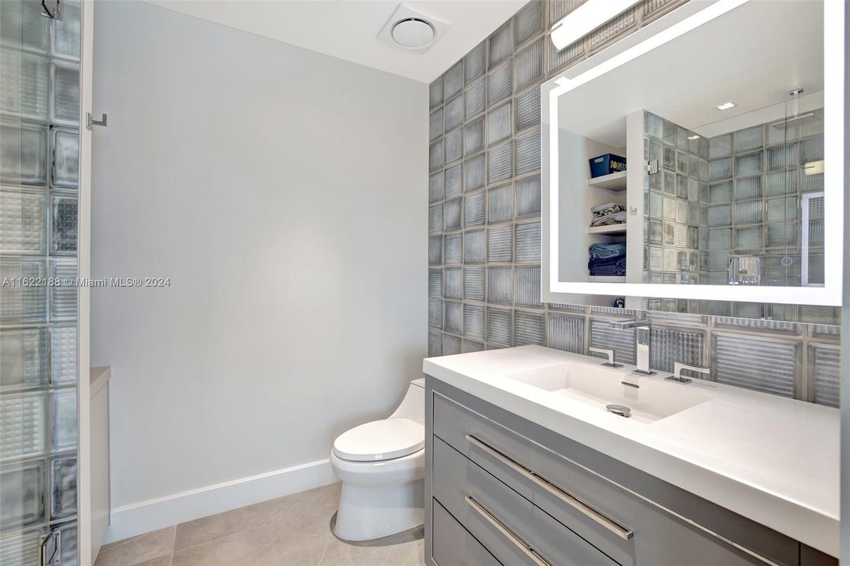 Bathroom, Interior, Recessed Lighting