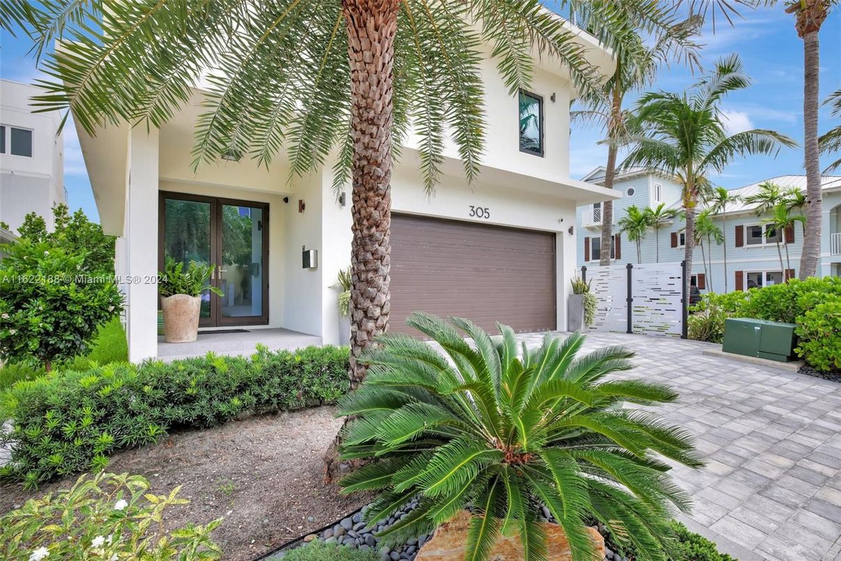Attached, Exterior, Facade, Spanish Mediterranean