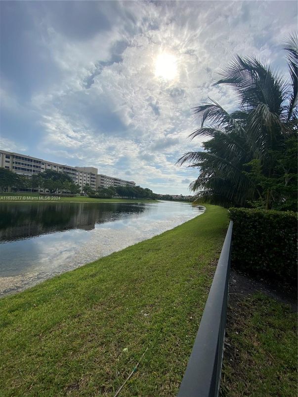 Exterior, Lake