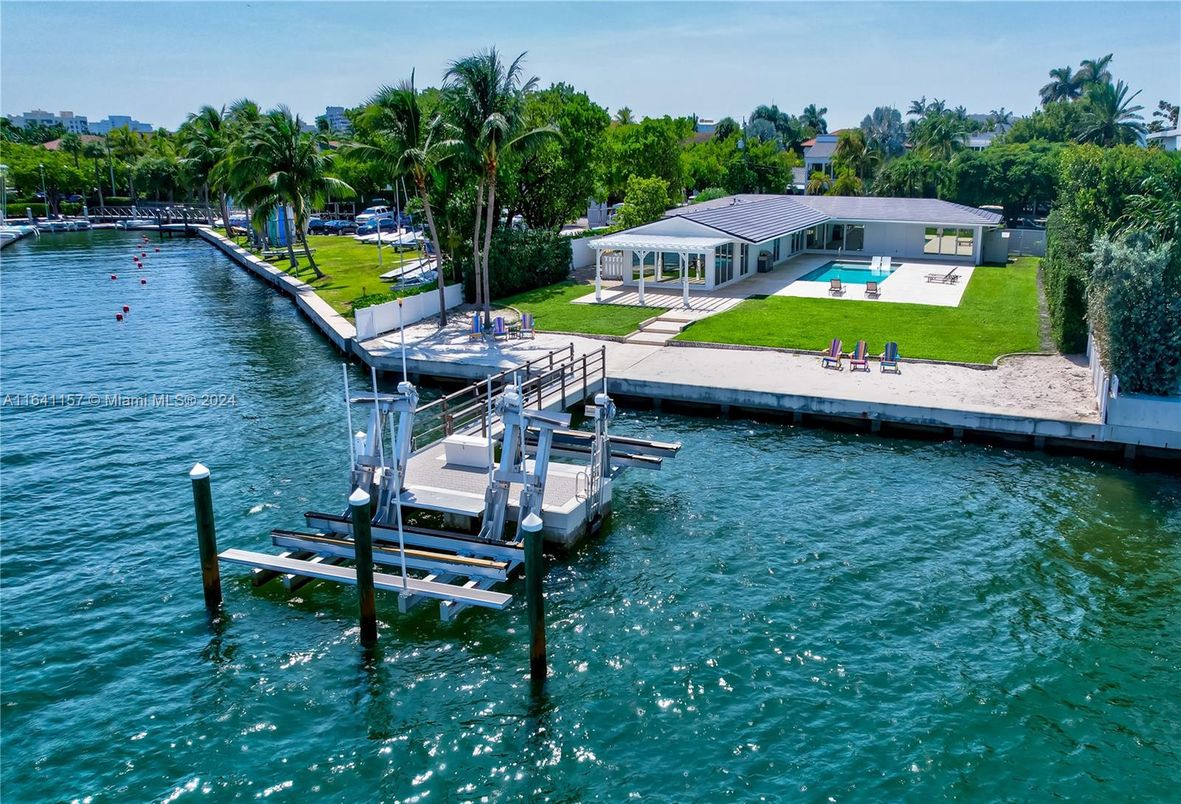 Exterior, Lake