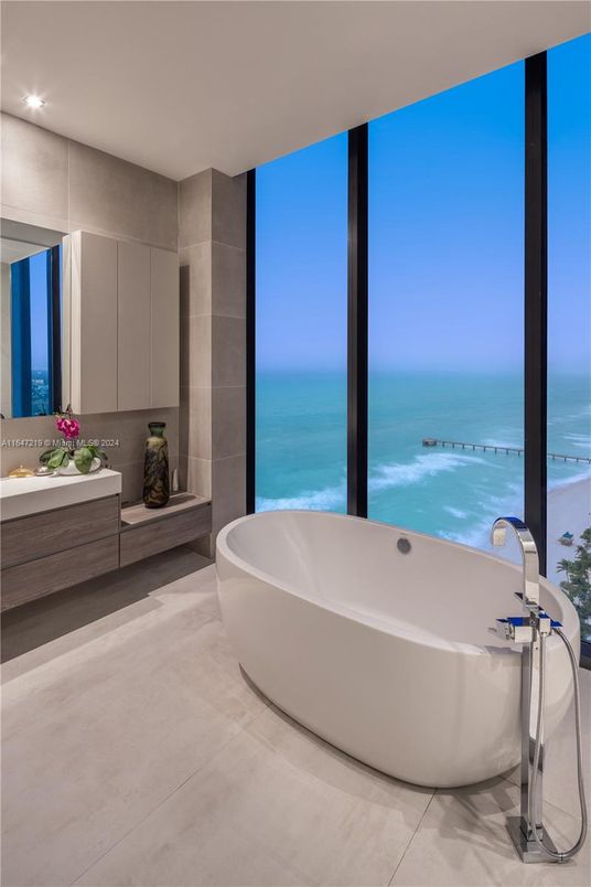 Bathroom, Free Standing Baths, Interior, Recessed Lighting, Water