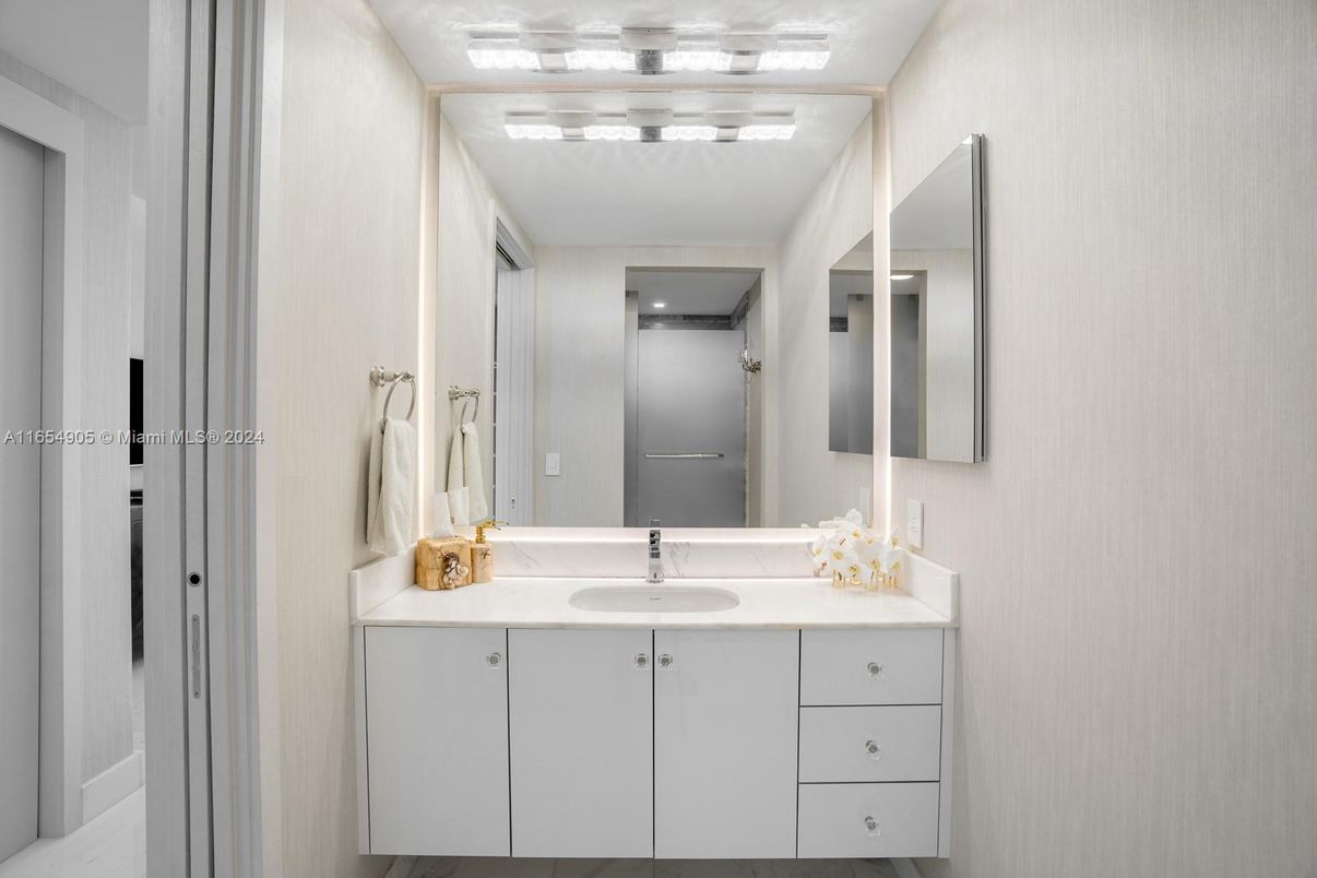Bathroom, Dual Sink Vanities, Interior