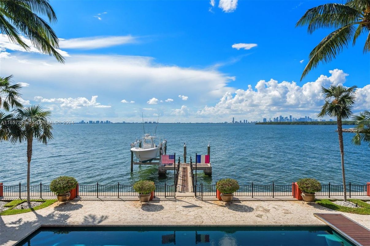 Exterior, Lake
