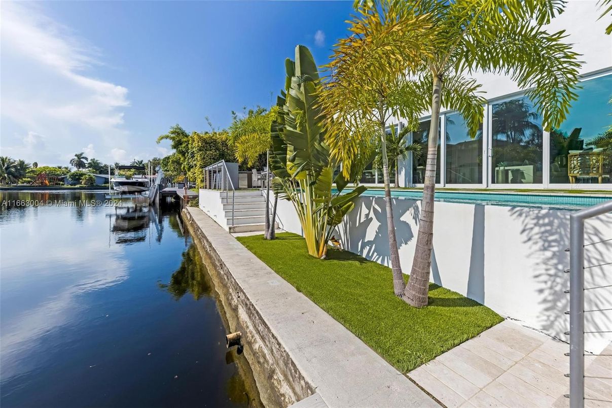 Exterior, Lake