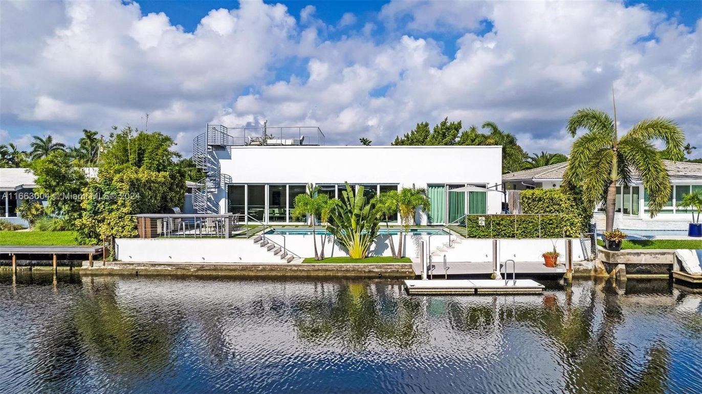 Exterior, Lake
