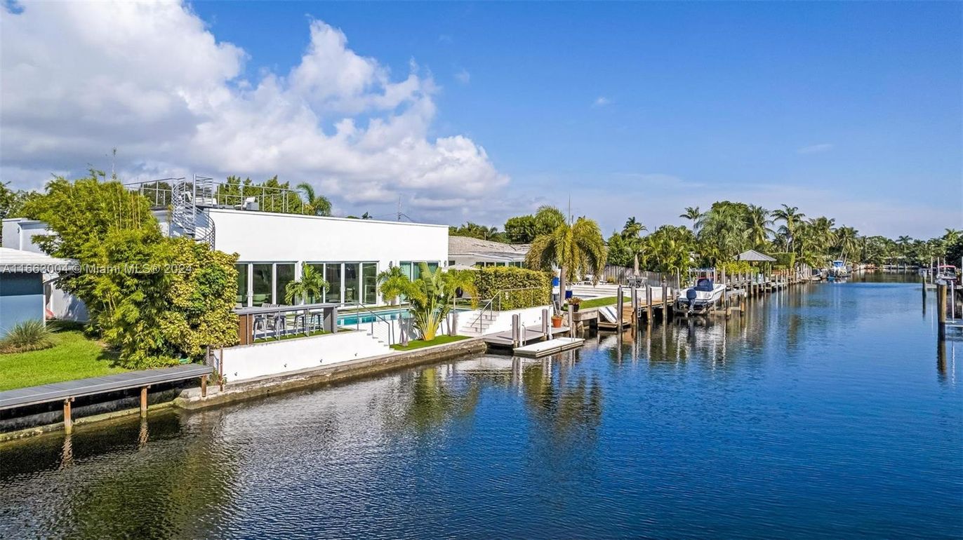 Exterior, Lake