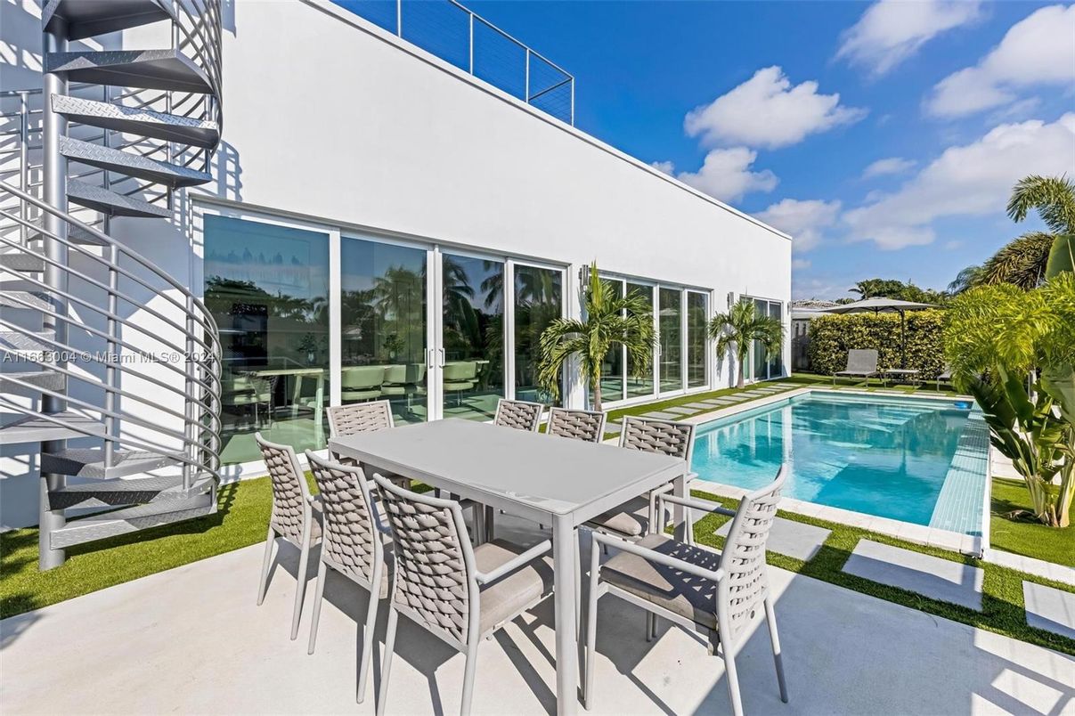 Exterior, Pool