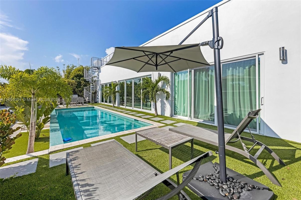 Exterior, Pool