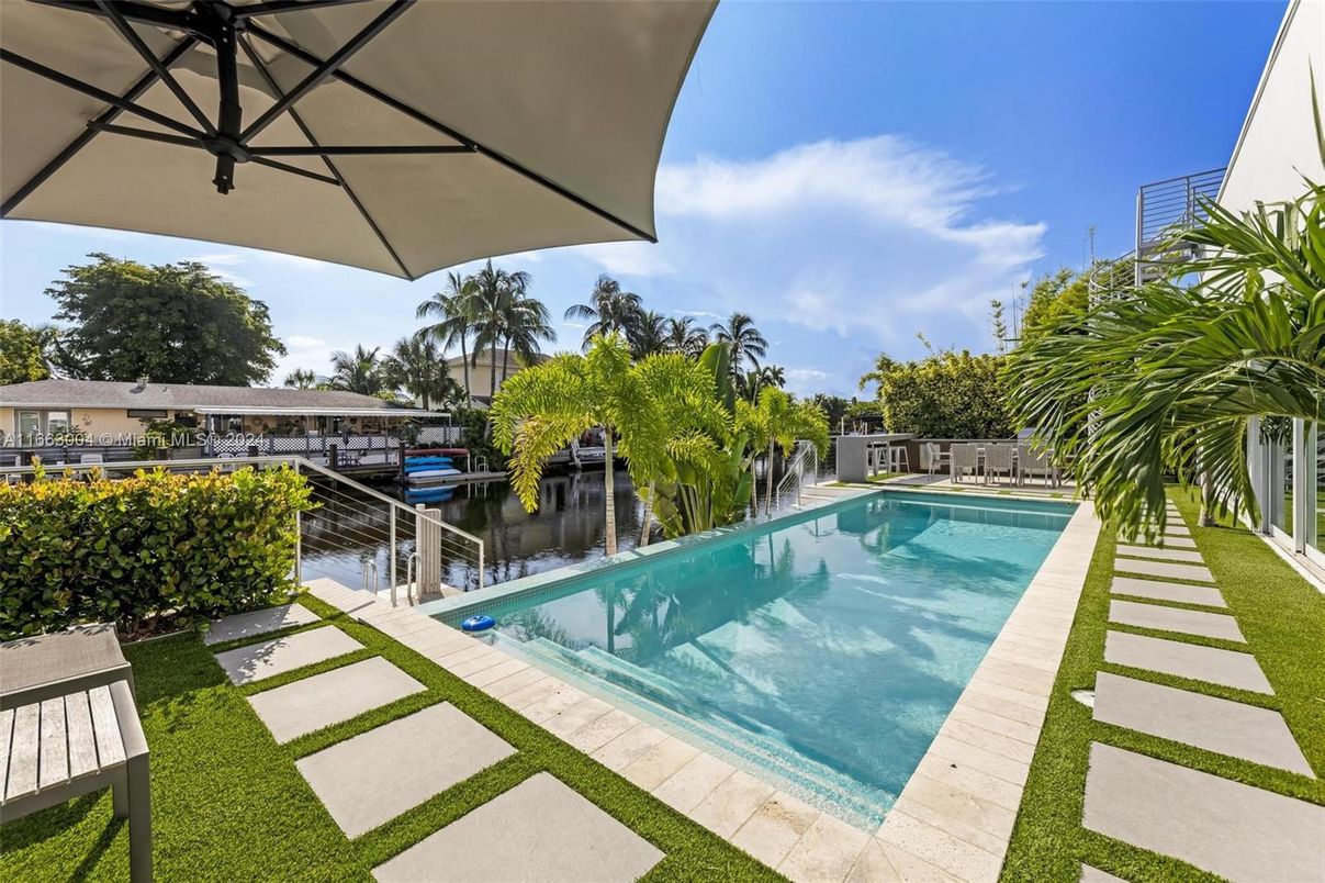 Exterior, Pool