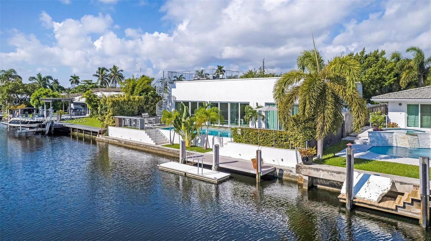 Exterior, Lake