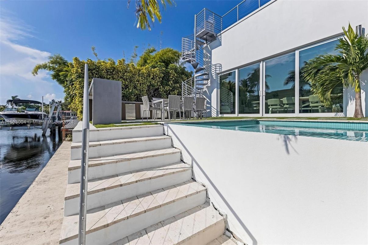 Exterior, Pool
