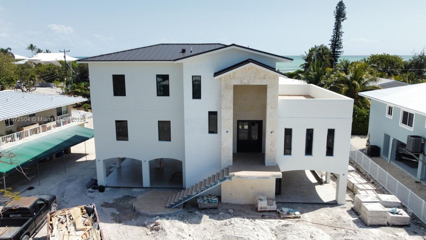 Exterior, Facade, Modern