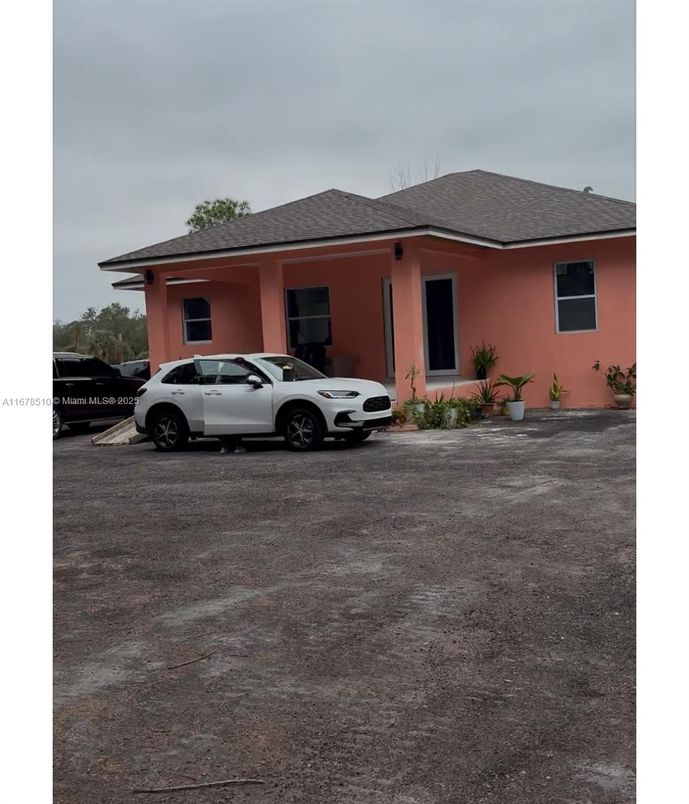 Exterior, Facade, Ranch