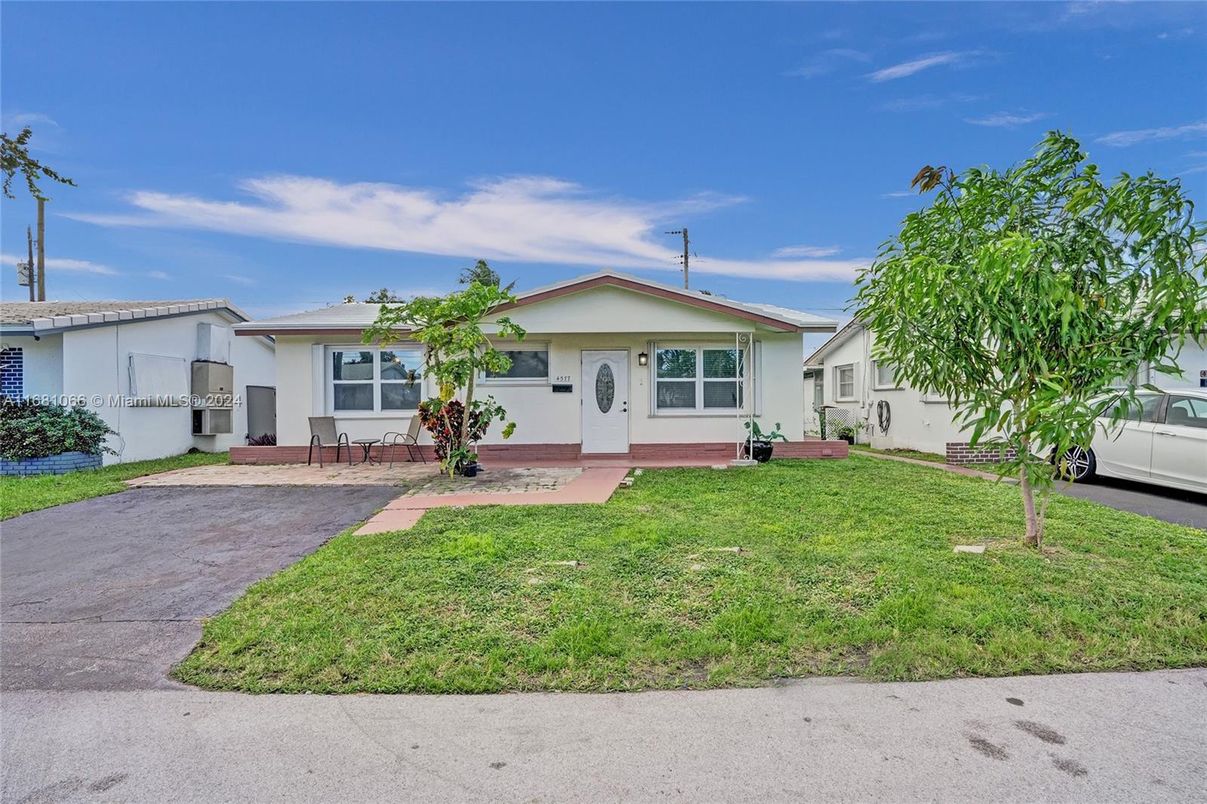 Backyard, Exterior, Facade, Ranch