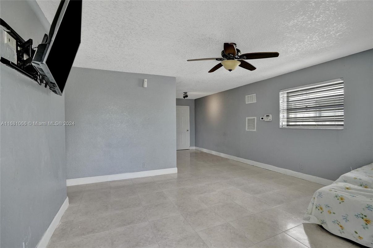 Empty room, Interior