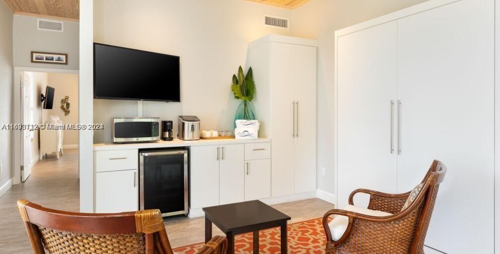 Home Office, Interior