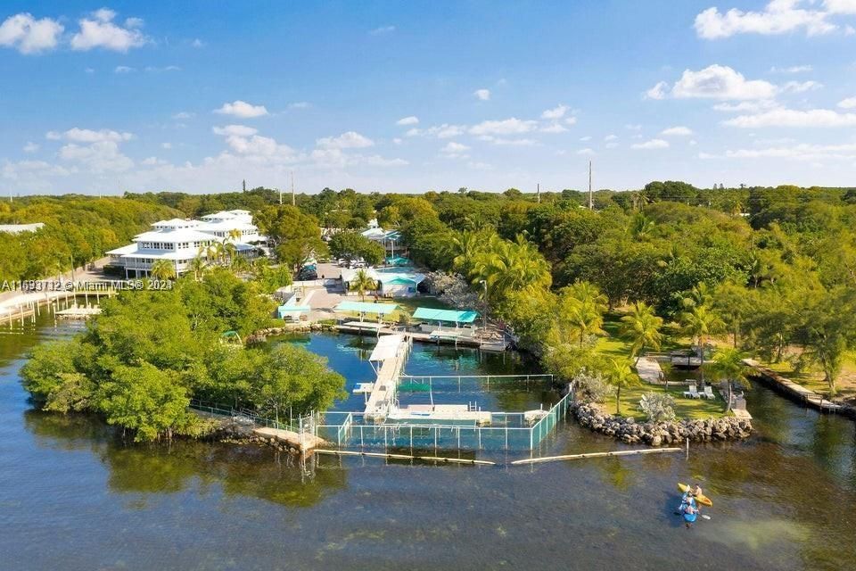 Exterior, Lake