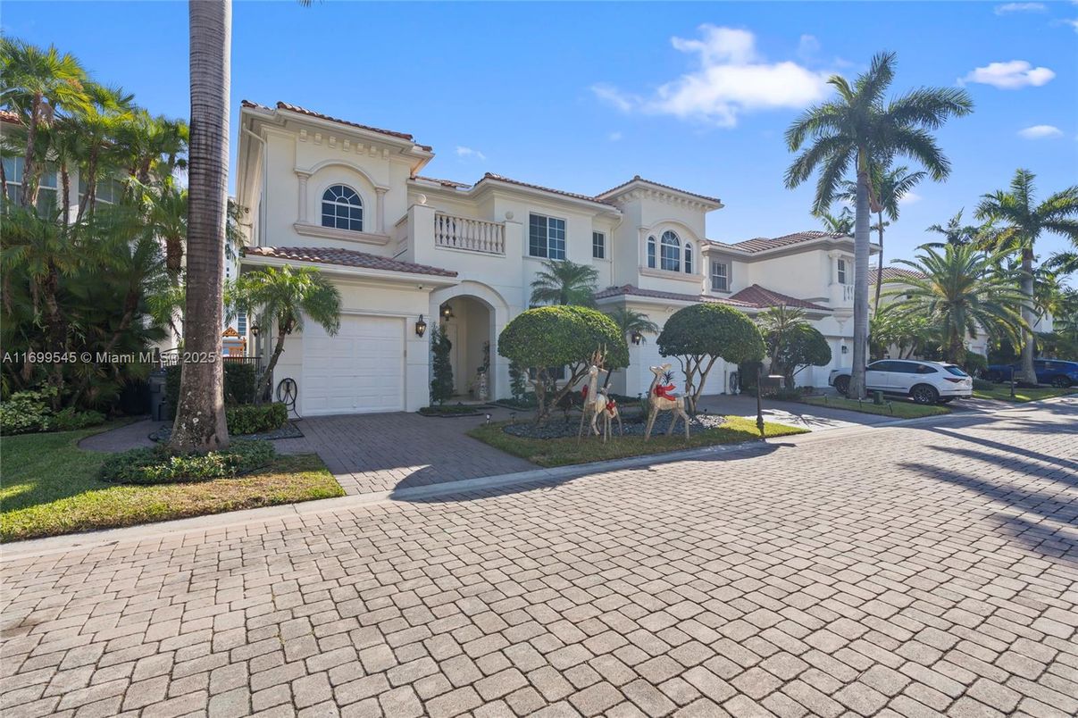Attached, Exterior, Facade, Mediterranean