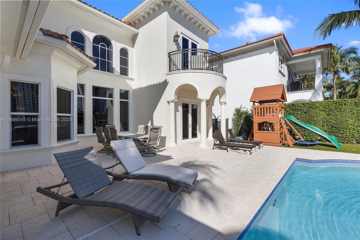 Exterior, Playground, Pool