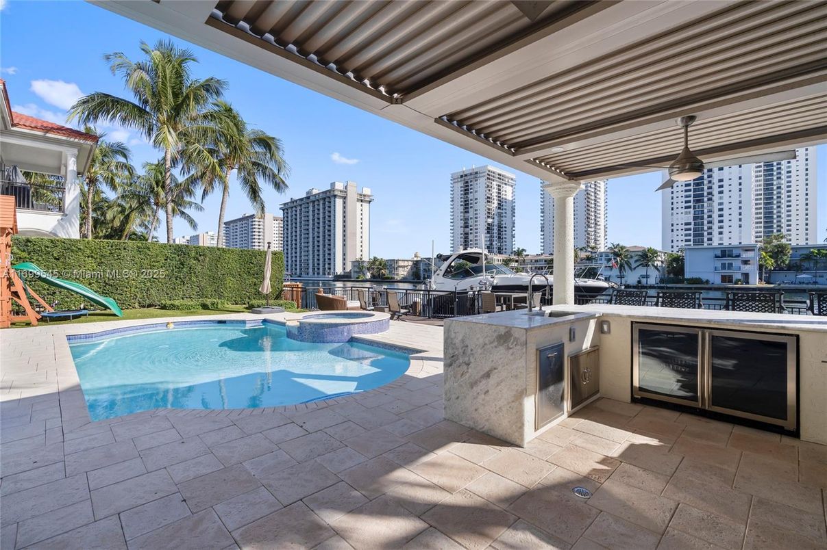 Exterior, Pool