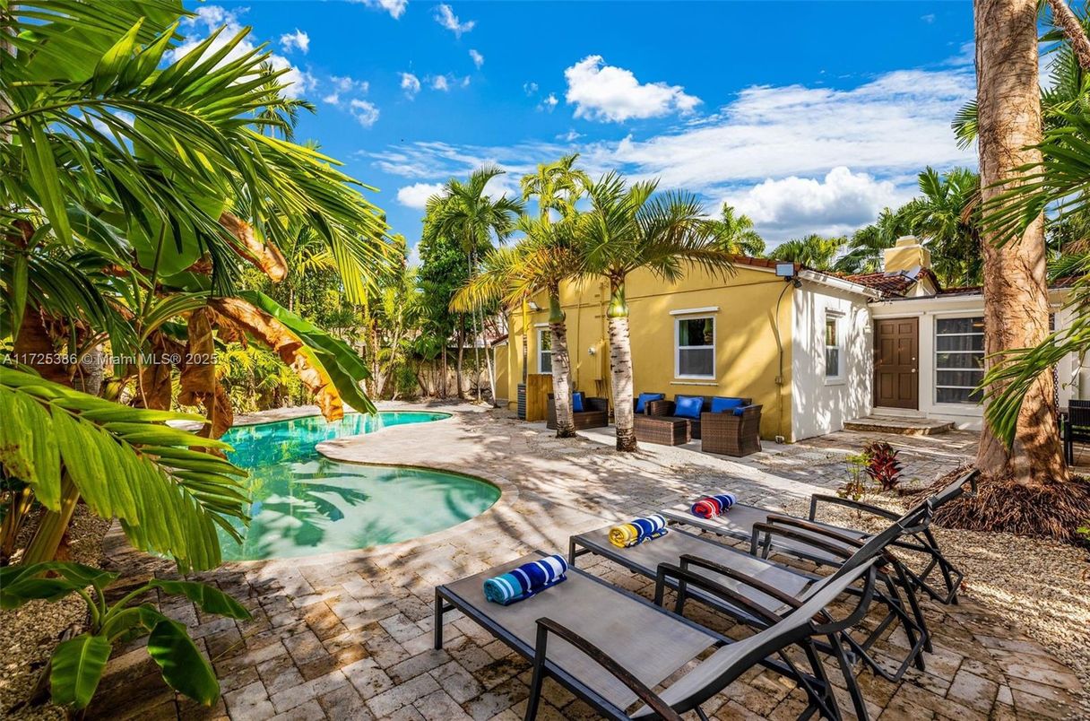 Exterior, Pool