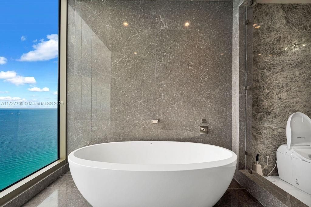 Bathroom, Free Standing Baths, Interior, Recessed Lighting, Water