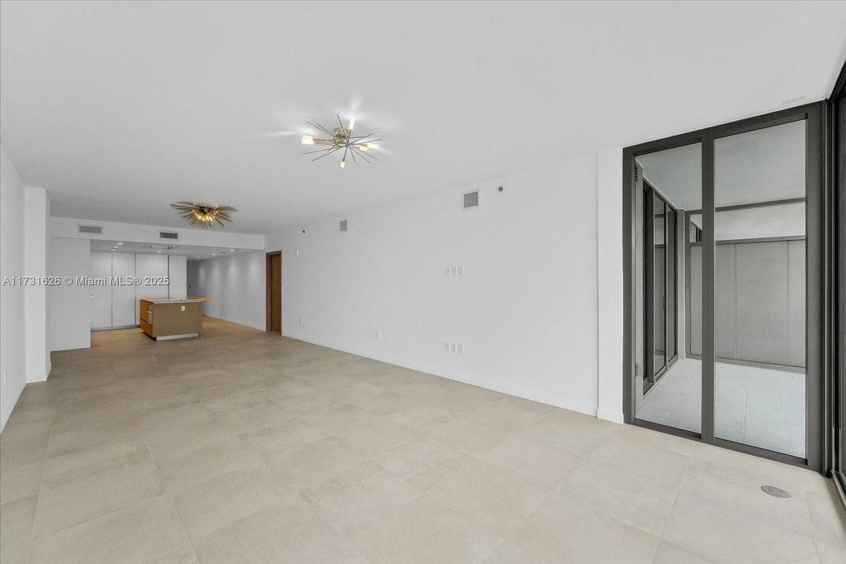 Empty room, Interior