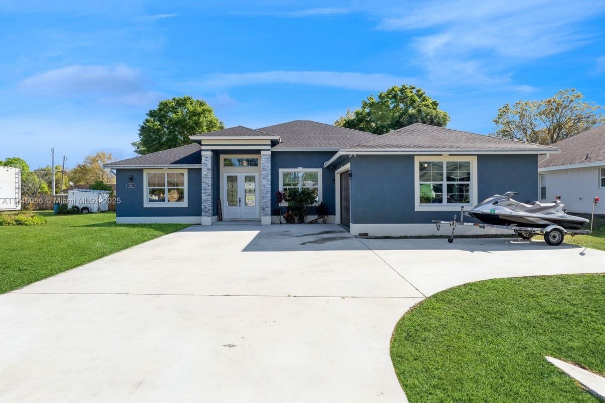 Backyard, Exterior, Facade, Ranch
