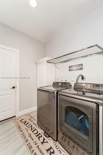 Interior, Recessed Lighting, Washer, Wood Texture Flooring