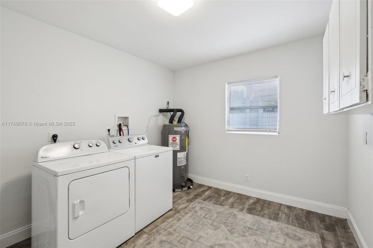 Interior, Washer, Wood Texture Flooring