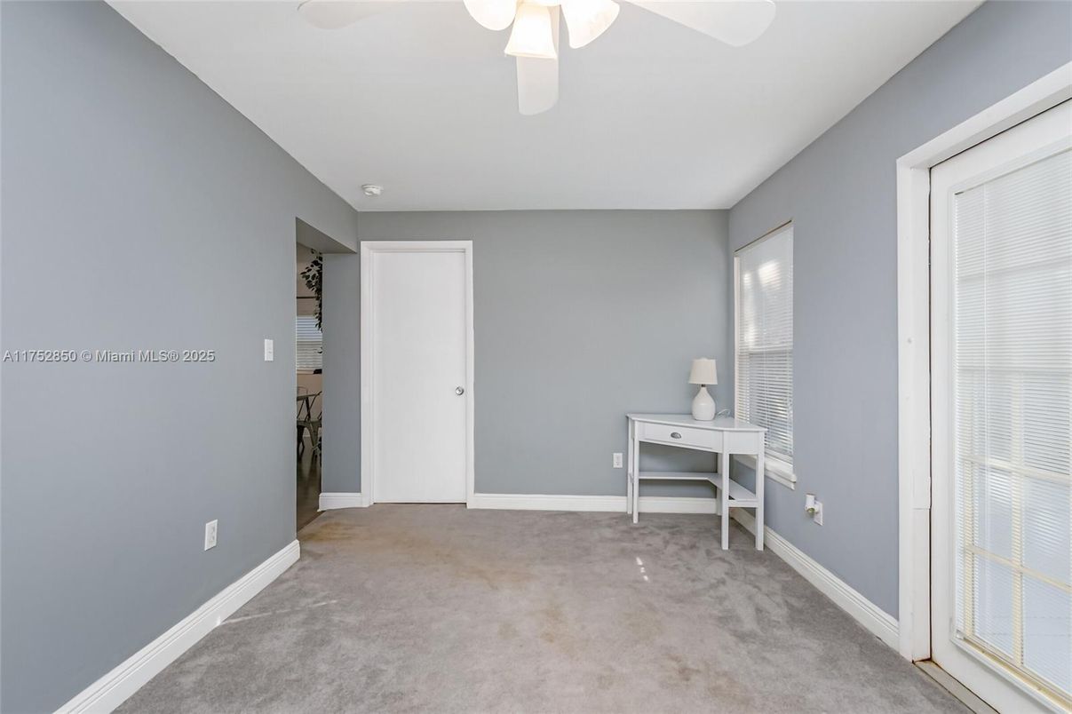 Empty room, Interior