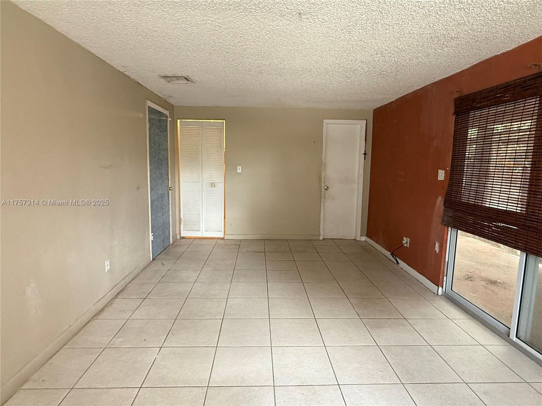 Empty room, Interior