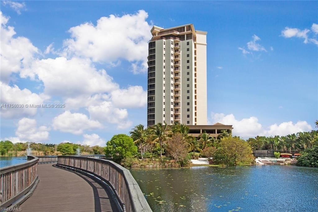 Exterior, Lake