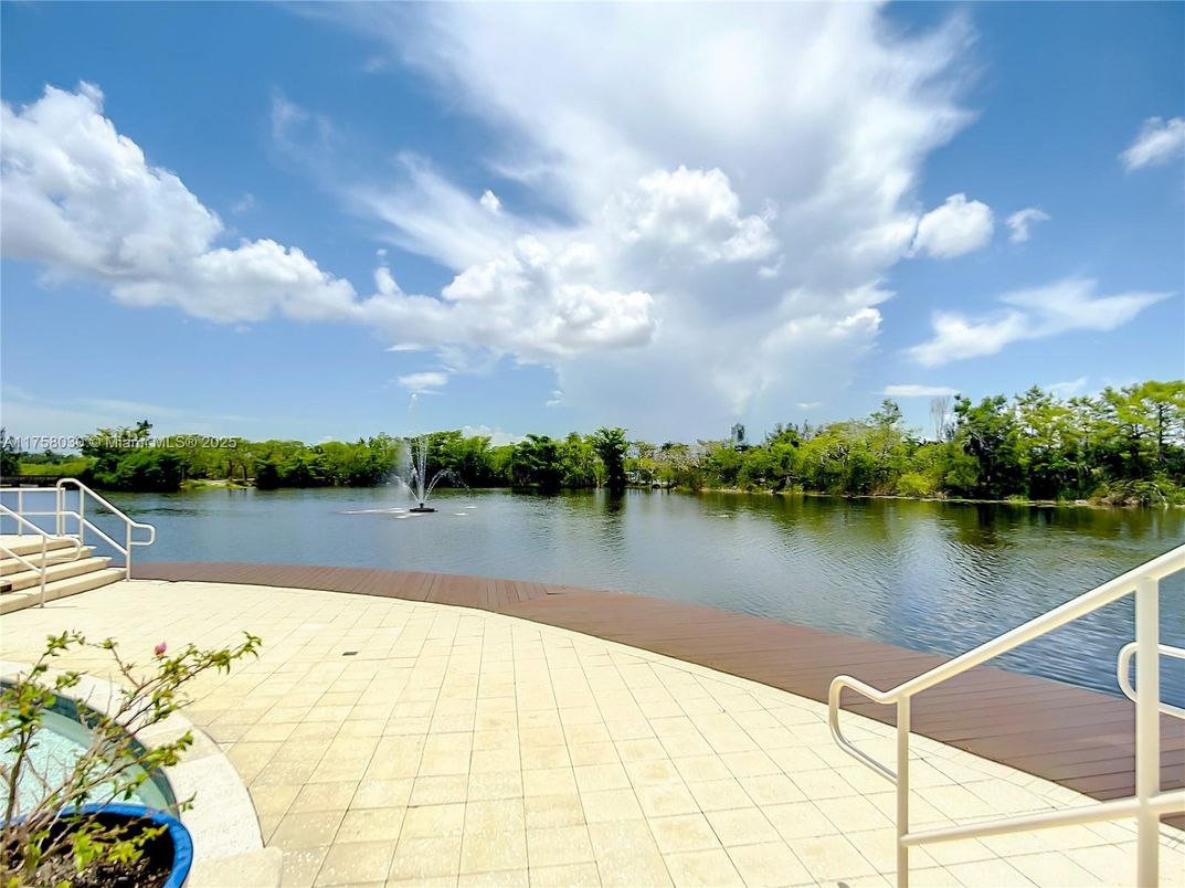 Exterior, Lake