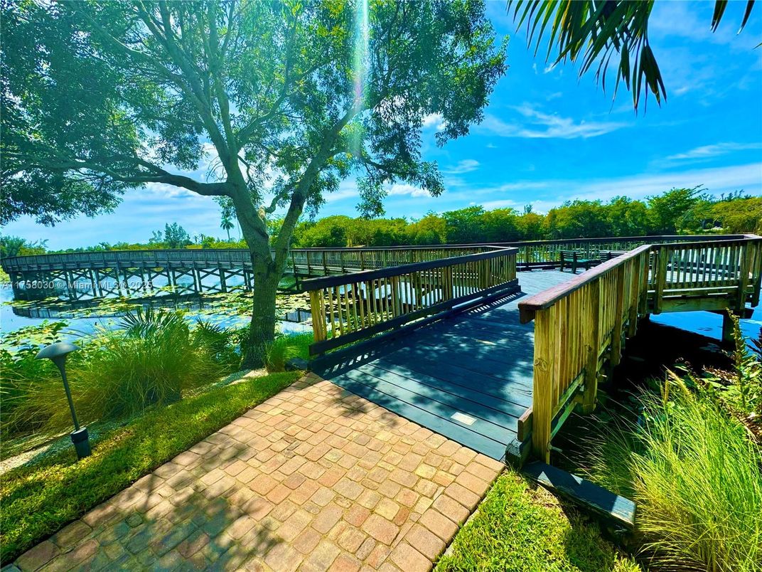 Exterior, Lake