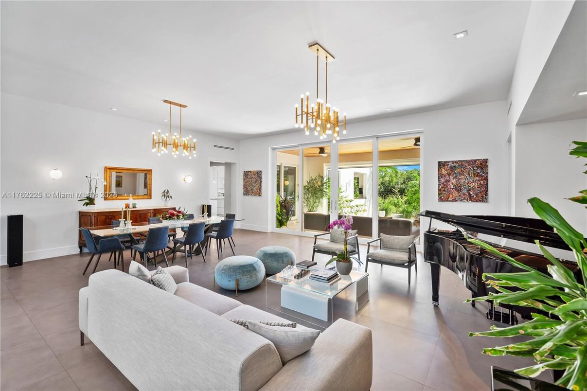 Dining room, Interior, Living room, Pendant Lights, Piano, Recessed Lighting