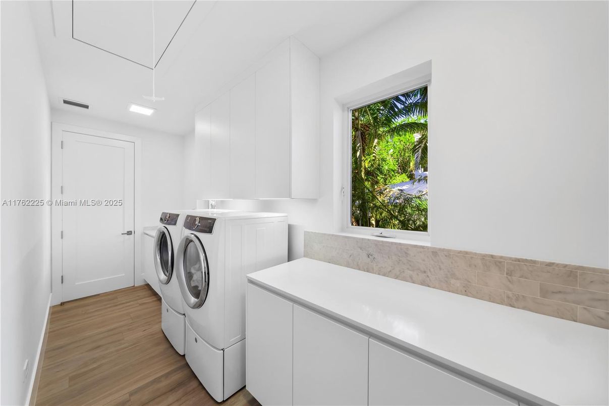Interior, Washer, Wood Texture Flooring