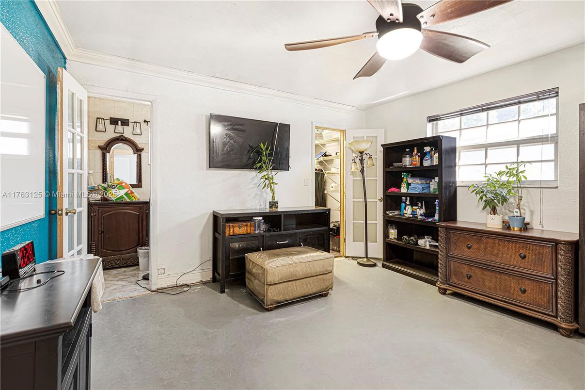 Home Office, Interior