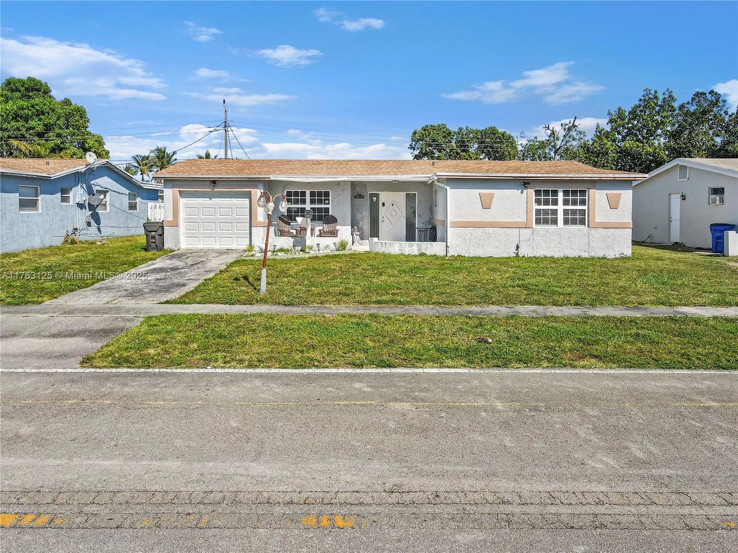 Attached, Exterior, Facade, Ranch