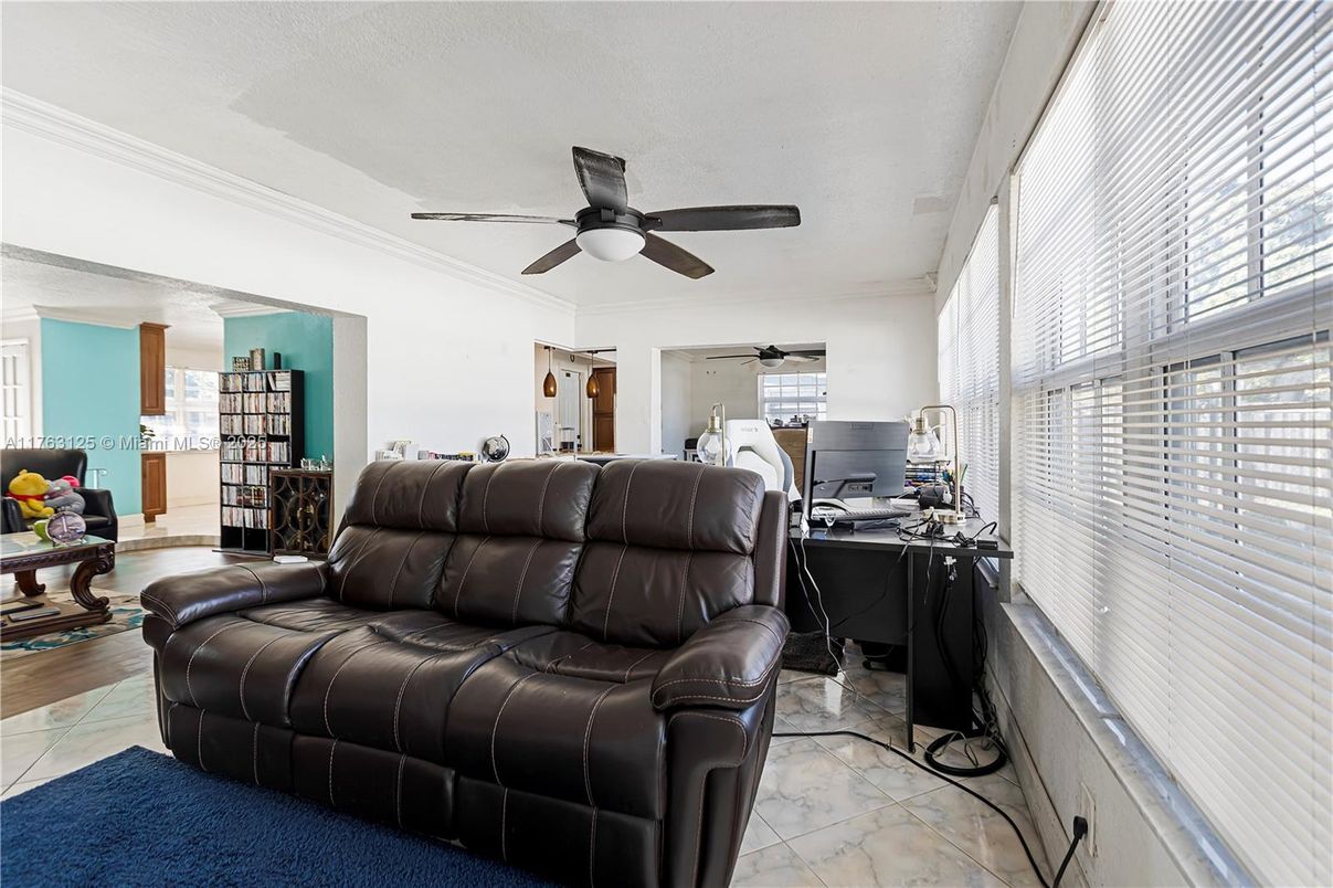 Home Office, Interior
