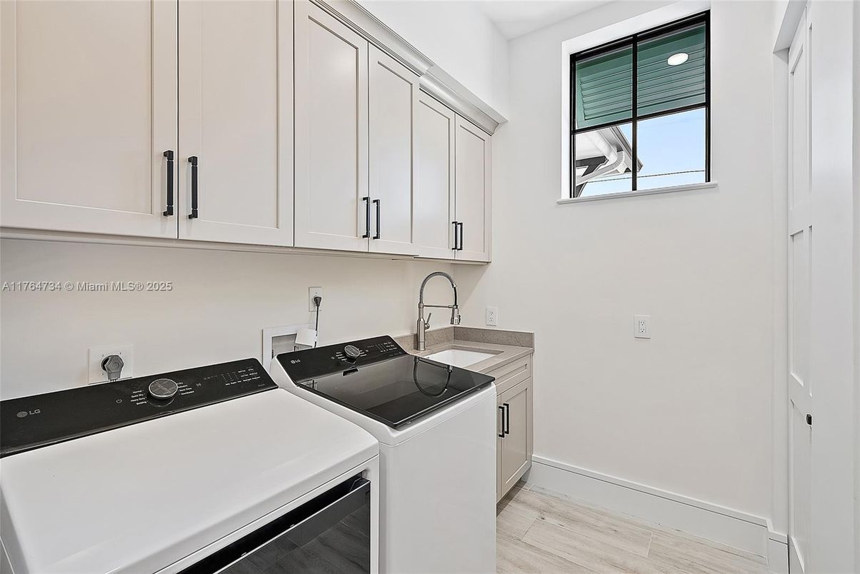 Interior, Washer, Wood Texture Flooring