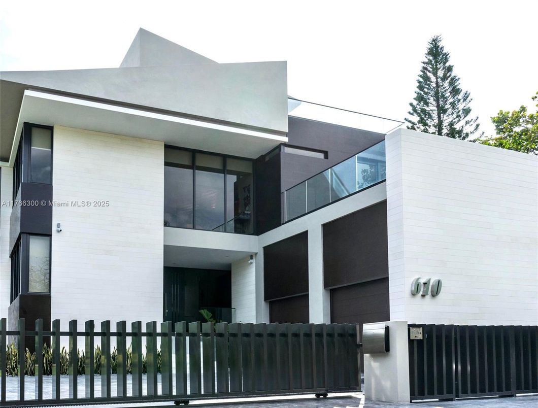 Exterior, Facade, Modern