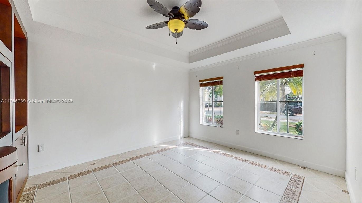 Empty room, Interior