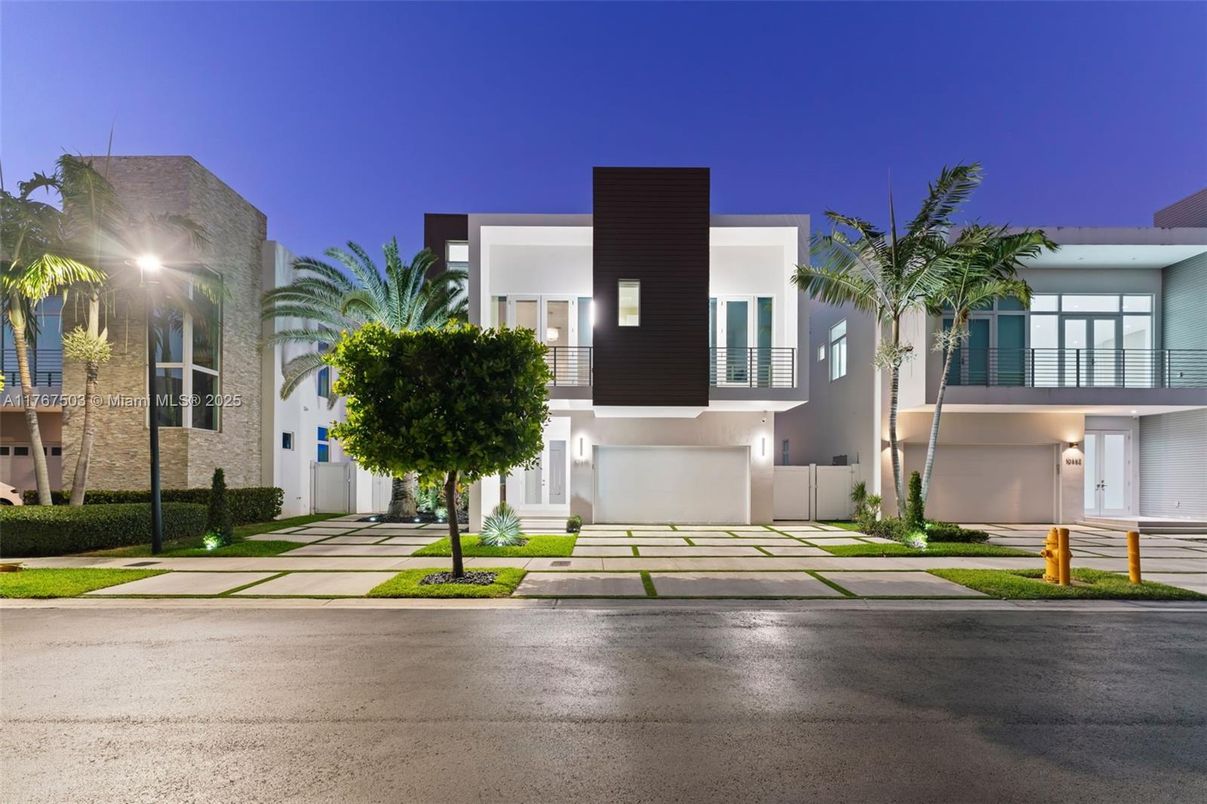 Attached, Exterior, Facade, Modern