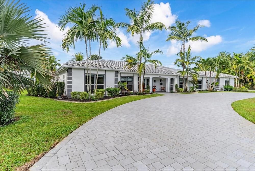 Backyard, Exterior, Facade, Ranch