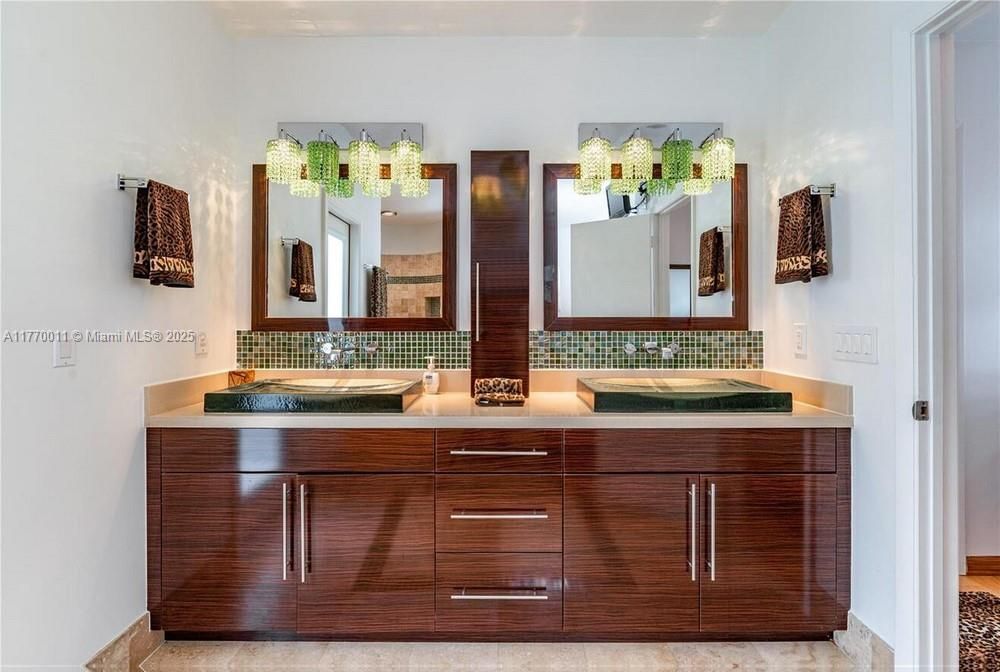 Bathroom, Dual Sink Vanities, Interior