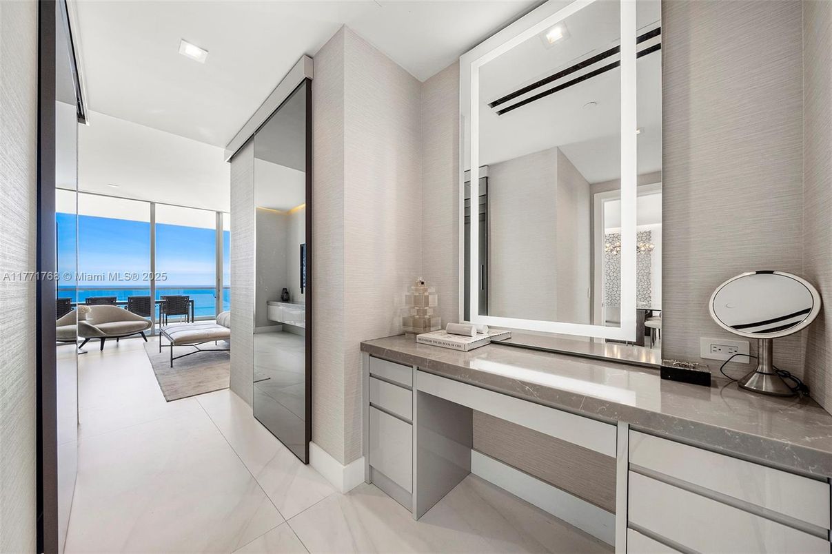 Bathroom, Dual Sink Vanities, Interior, Recessed Lighting, Water