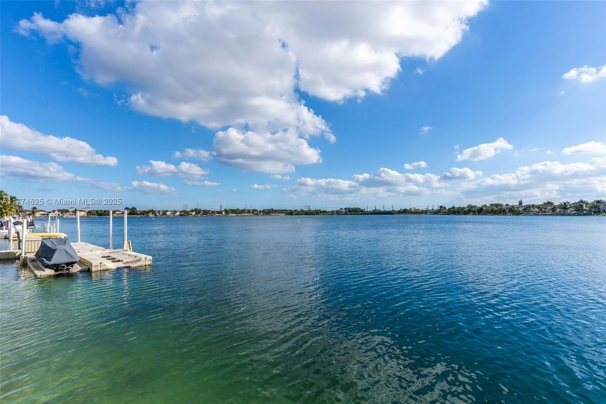 Exterior, Lake
