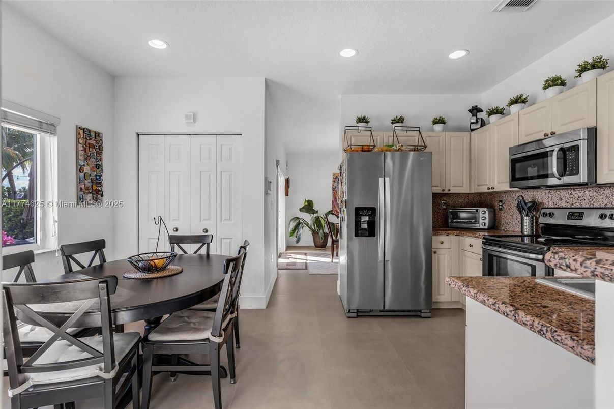 Dining room, Interior, Kitchen, Recessed Lighting, Stainless Steel Appliances